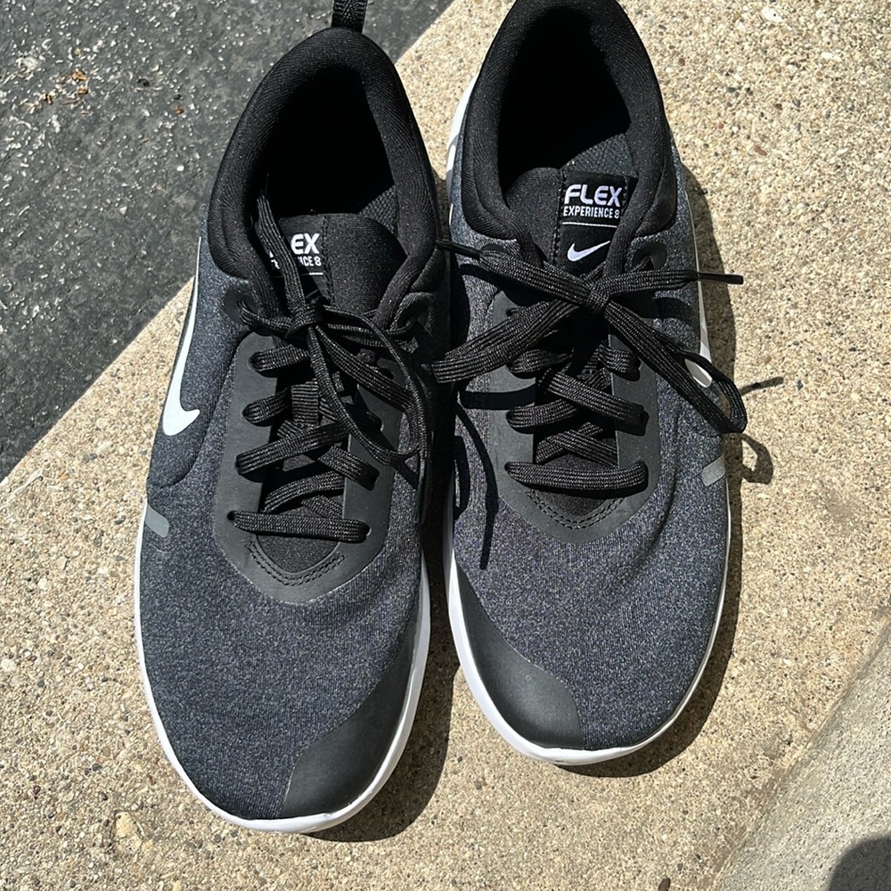 Women’s 9.5 FLEX Experience 8 Nike Shoes